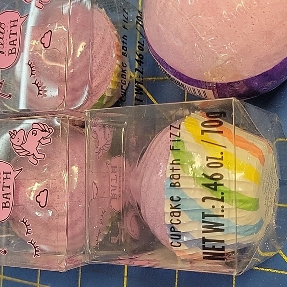 Winter Berry & Cupcake Pink Set Of 4 Bath Bombs/Fizz New - Picture 2 of 3